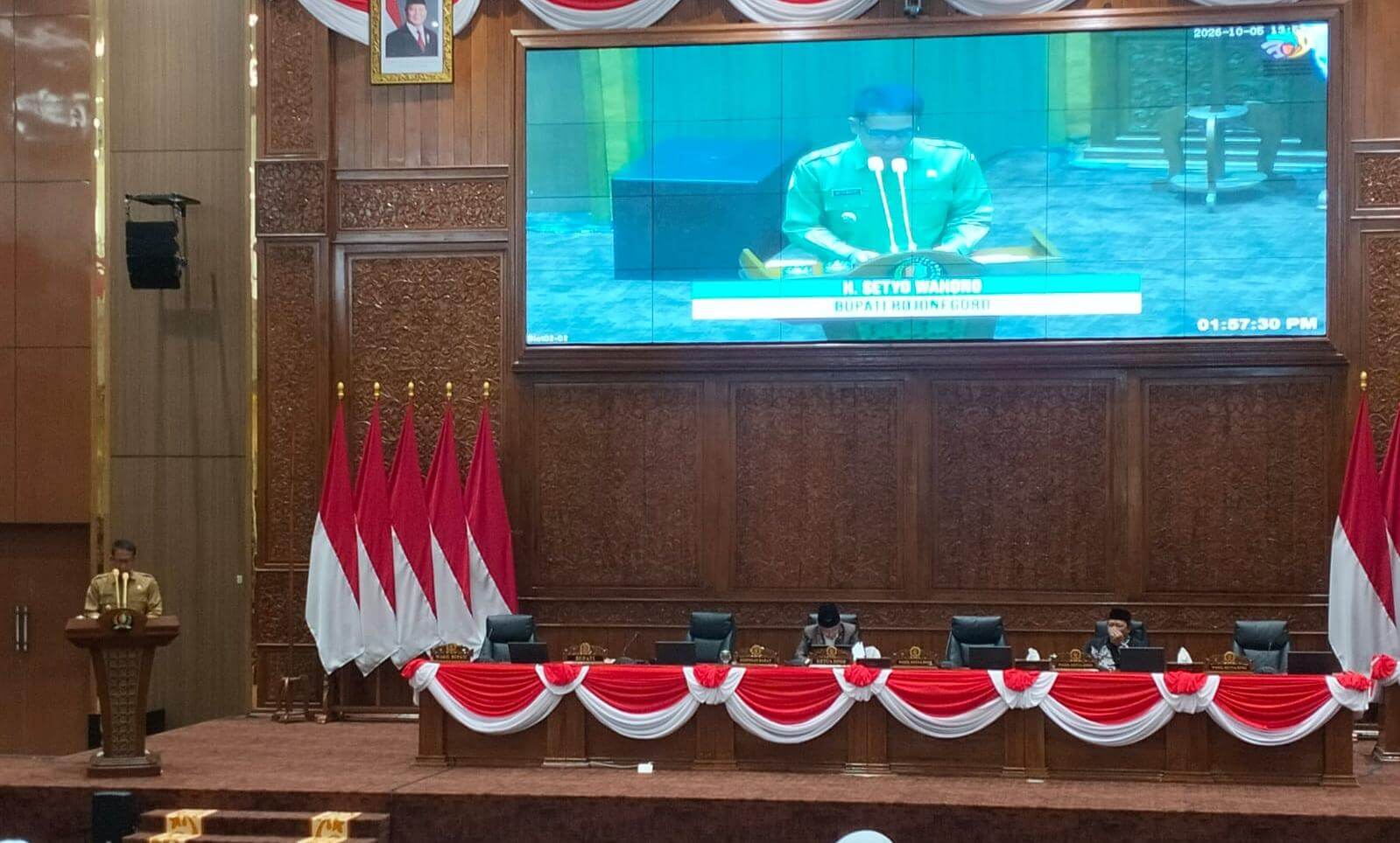 Bupati Bojonegoro Setyo Wahono menyampaikan jawaban Pemerintah Kabupaten Bojonegoro atas pandangan umum fraksi-fraksi DPRD terhadap lima Raperda dalam rapat paripurna, Senin (5/10/2026). Bupati Bojonegoro Setyo Wahono menyampaikan jawaban Pemerintah Kabupaten Bojonegoro atas pandangan umum fraksi-fraksi DPRD terhadap lima Raperda dalam rapat paripurna, Senin (5/10/2026).