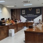 Komisi A DPRD Bojonegoro menggelar audiensi terkait kendala PTSL warga Kelurahan Jetak yang terkendala dugaan kawasan sempadan Sungai Bengawan Solo, Selasa (6/10/2026).