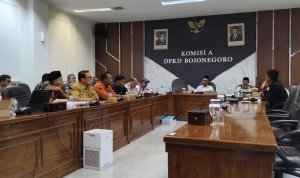 Komisi A DPRD Bojonegoro menggelar audiensi terkait kendala PTSL warga Kelurahan Jetak yang terkendala dugaan kawasan sempadan Sungai Bengawan Solo, Selasa (6/10/2026). Komisi A DPRD Bojonegoro menggelar audiensi terkait kendala PTSL warga Kelurahan Jetak yang terkendala dugaan kawasan sempadan Sungai Bengawan Solo, Selasa (6/10/2026).
