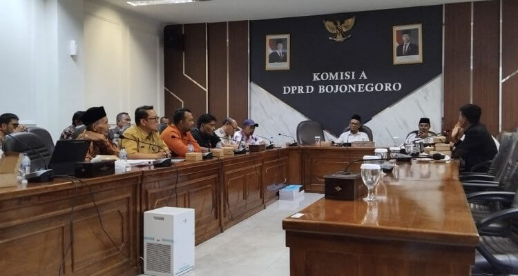 Komisi A DPRD Bojonegoro menggelar audiensi terkait kendala PTSL warga Kelurahan Jetak yang terkendala dugaan kawasan sempadan Sungai Bengawan Solo, Selasa (6/10/2026).