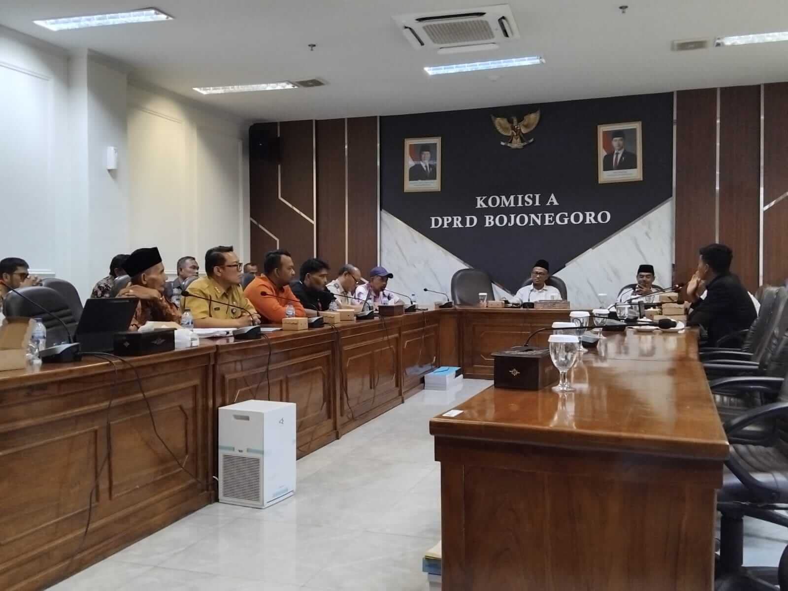 Komisi A DPRD Bojonegoro menggelar audiensi terkait kendala PTSL warga Kelurahan Jetak yang terkendala dugaan kawasan sempadan Sungai Bengawan Solo, Selasa (6/10/2026). Komisi A DPRD Bojonegoro menggelar audiensi terkait kendala PTSL warga Kelurahan Jetak yang terkendala dugaan kawasan sempadan Sungai Bengawan Solo, Selasa (6/10/2026).