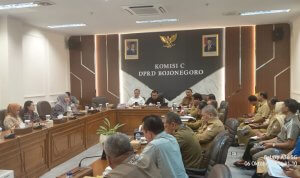 Komisi C DPRD Bojonegoro menggelar rapat kerja bersama sejumlah instansi untuk membahas penanganan dan mitigasi bencana jangka panjang, Selasa (6/10/2026).