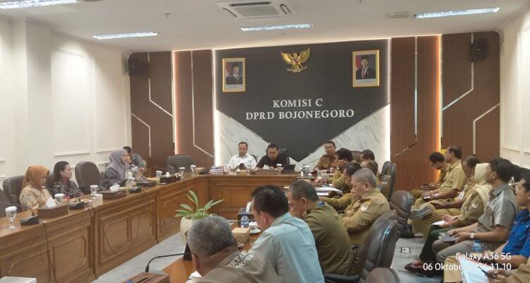 Komisi C DPRD Bojonegoro menggelar rapat kerja bersama sejumlah instansi untuk membahas penanganan dan mitigasi bencana jangka panjang, Selasa (6/10/2026).