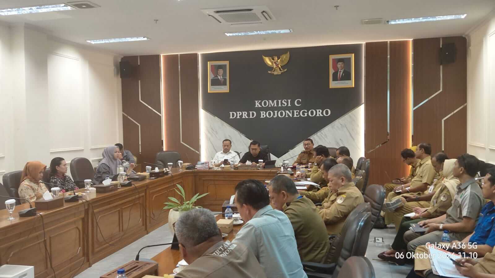 Komisi C DPRD Bojonegoro menggelar rapat kerja bersama sejumlah instansi untuk membahas penanganan dan mitigasi bencana jangka panjang, Selasa (6/10/2026). Komisi C DPRD Bojonegoro menggelar rapat kerja bersama sejumlah instansi untuk membahas penanganan dan mitigasi bencana jangka panjang, Selasa (6/10/2026).