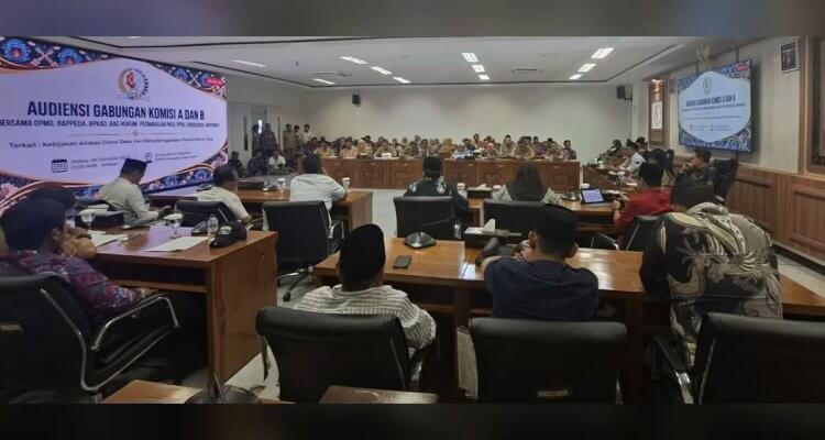 Audiensi gabungan Komisi A dan Komisi B DPRD Bojonegoro bersama Pemkab dan organisasi pemerintahan desa membahas alokasi Dana Desa untuk tahun anggaran 2027.