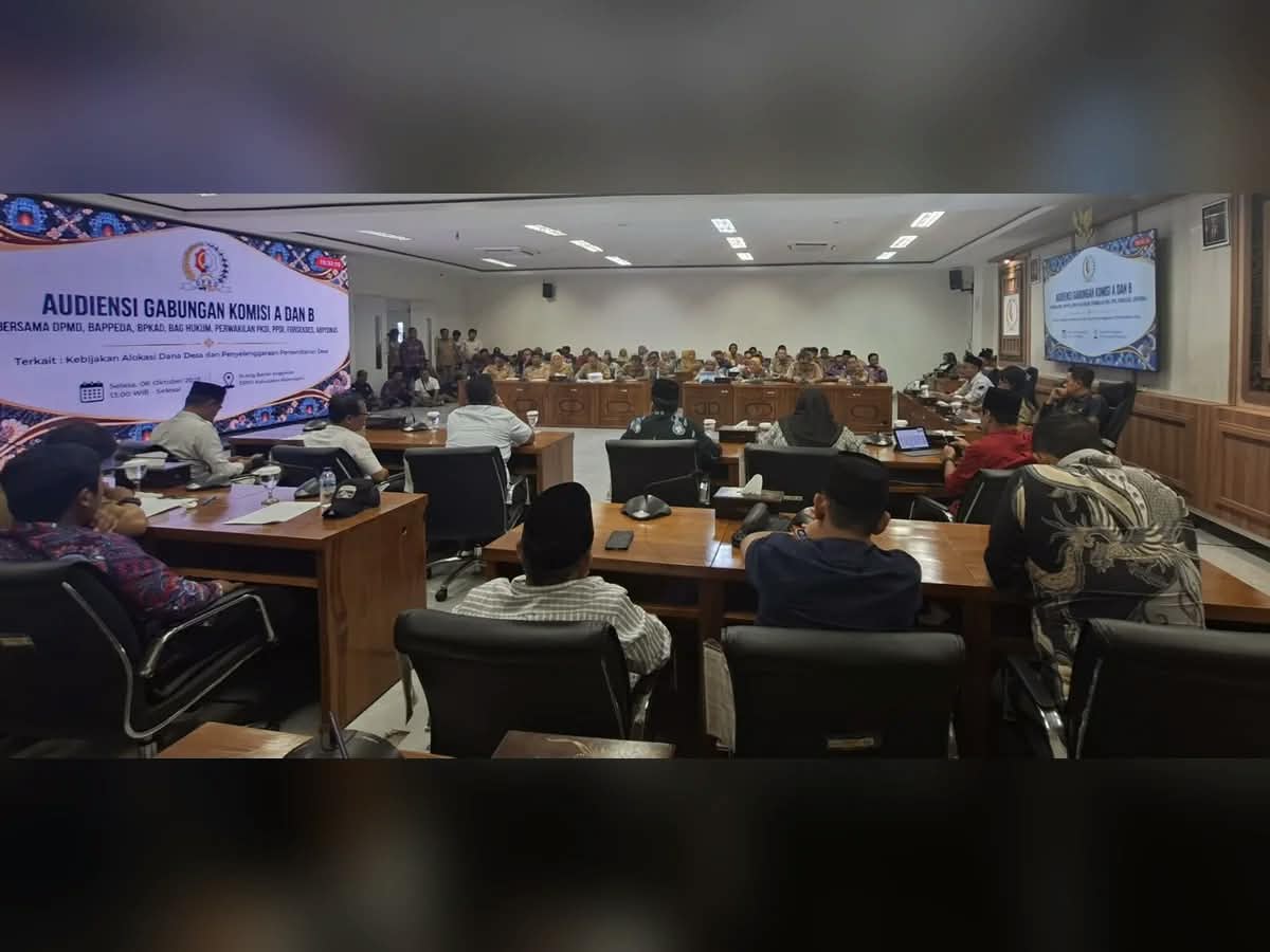 Audiensi gabungan Komisi A dan Komisi B DPRD Bojonegoro bersama Pemkab dan organisasi pemerintahan desa membahas alokasi Dana Desa untuk tahun anggaran 2027.
