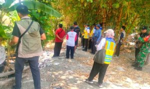 Peninjauan batas sempadan Bengawan Solo di RT 2 Kelurahan Jetak, Bojonegoro, melibatkan BBWS, Kantor Pertanahan, kelurahan, panitia PTSL, camat, Babinsa, Ketua RT dan tokoh masyarakat.