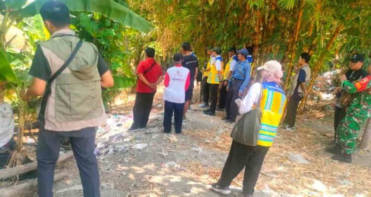 Peninjauan batas sempadan Bengawan Solo di RT 2 Kelurahan Jetak, Bojonegoro, melibatkan BBWS, Kantor Pertanahan, kelurahan, panitia PTSL, camat, Babinsa, Ketua RT dan tokoh masyarakat.