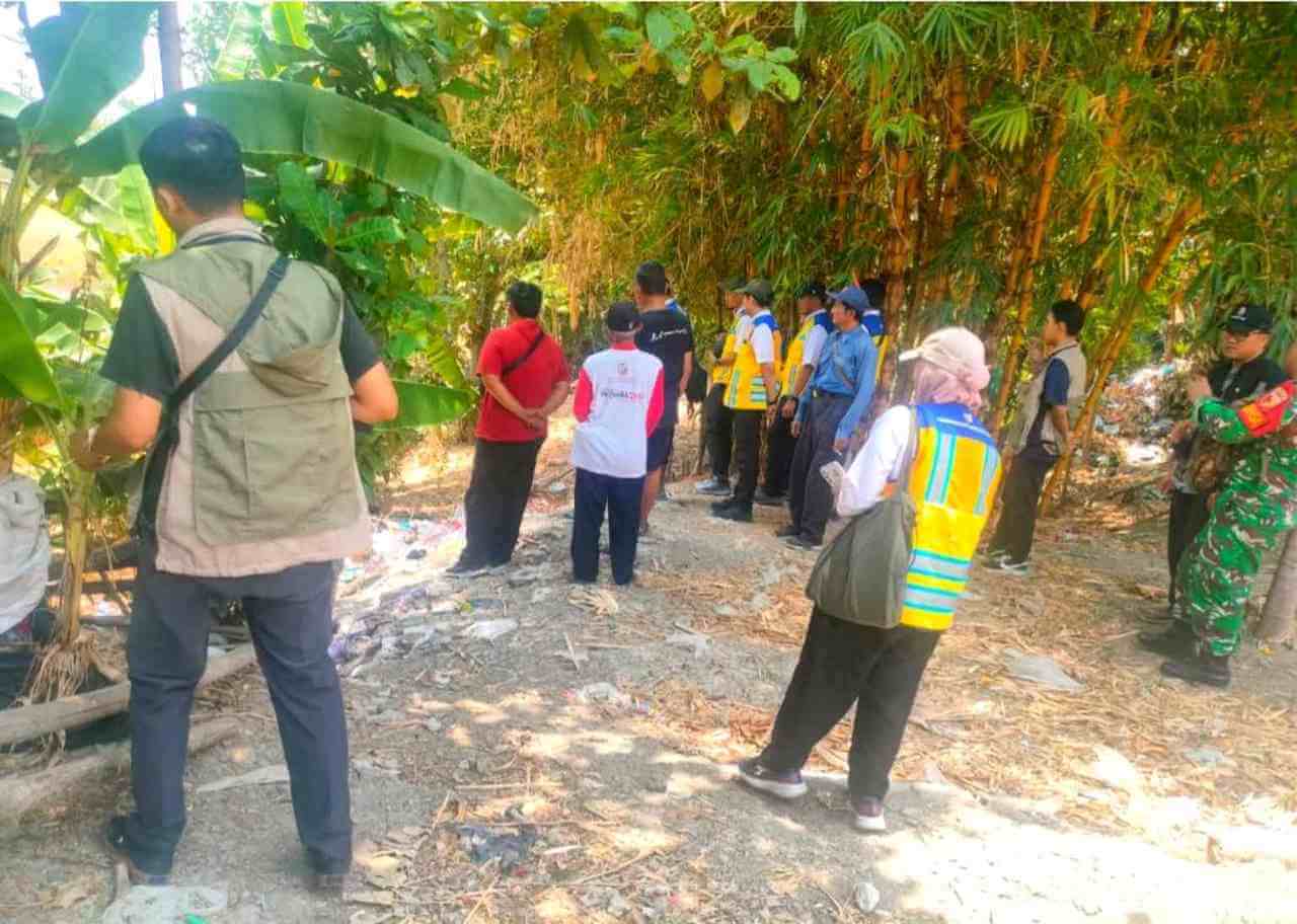 Peninjauan batas sempadan Bengawan Solo di RT 2 Kelurahan Jetak, Bojonegoro, melibatkan BBWS, Kantor Pertanahan, kelurahan, panitia PTSL, camat, Babinsa, Ketua RT dan tokoh masyarakat. Peninjauan batas sempadan Bengawan Solo di RT 2 Kelurahan Jetak, Bojonegoro, melibatkan BBWS, Kantor Pertanahan, kelurahan, panitia PTSL, camat, Babinsa, Ketua RT dan tokoh masyarakat.