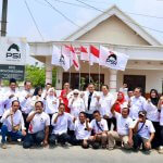 Ketua DPC PSI Bojonegoro Habibie (tengah) bersama jajaran pengurus dan kader PSI. Habibie menegaskan PSI Bojonegoro menghormati putusan MK terkait Gibran Rakabuming Raka serta mendorong Wakil Presiden membuktikan kinerja dan semakin dekat dengan masyarakat.