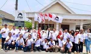 Ketua DPC PSI Bojonegoro Habibie (tengah) bersama jajaran pengurus dan kader PSI. Habibie menegaskan PSI Bojonegoro menghormati putusan MK terkait Gibran Rakabuming Raka serta mendorong Wakil Presiden membuktikan kinerja dan semakin dekat dengan masyarakat.