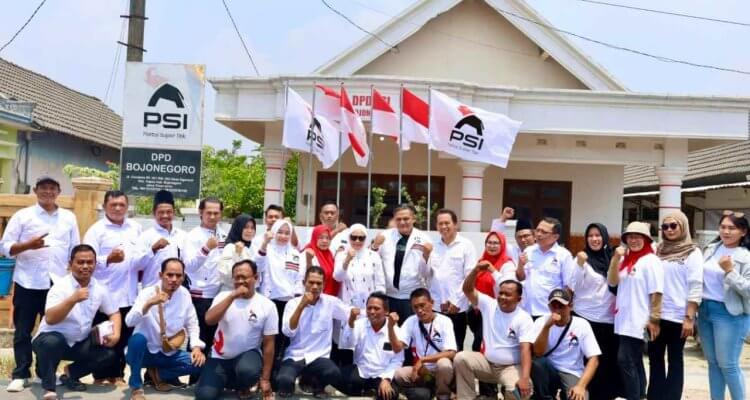 Ketua DPC PSI Bojonegoro Habibie (tengah) bersama jajaran pengurus dan kader PSI. Habibie menegaskan PSI Bojonegoro menghormati putusan MK terkait Gibran Rakabuming Raka serta mendorong Wakil Presiden membuktikan kinerja dan semakin dekat dengan masyarakat.