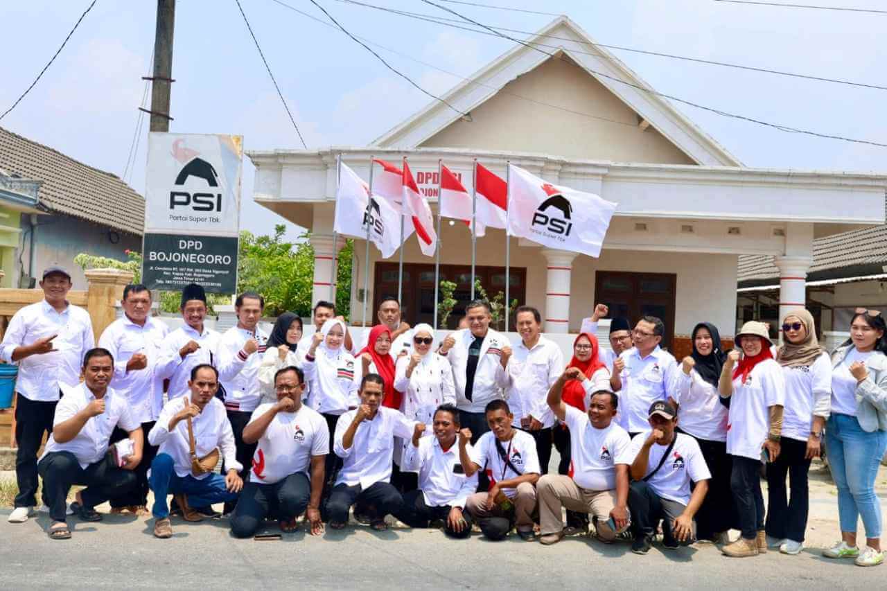 Ketua DPC PSI Bojonegoro Habibie (tengah) bersama jajaran pengurus dan kader PSI. Habibie menegaskan PSI Bojonegoro menghormati putusan MK terkait Gibran Rakabuming Raka serta mendorong Wakil Presiden membuktikan kinerja dan semakin dekat dengan masyarakat. Ketua DPC PSI Bojonegoro Habibie (tengah) bersama jajaran pengurus dan kader PSI. Habibie menegaskan PSI Bojonegoro menghormati putusan MK terkait Gibran Rakabuming Raka serta mendorong Wakil Presiden membuktikan kinerja dan semakin dekat dengan masyarakat.