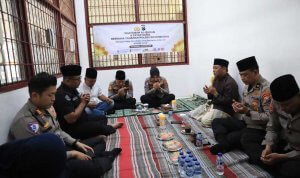 Kapolres Bojonegoro AKBP Yenni Diarty bersama jajaran dan para tahanan mengikuti kegiatan khataman Al-Qur’an dan doa bersama di Polres Bojonegoro, Jumat (9/10/2026). Kapolres Bojonegoro AKBP Yenni Diarty bersama jajaran dan para tahanan mengikuti kegiatan khataman Al-Qur’an dan doa bersama di Polres Bojonegoro, Jumat (9/10/2026).