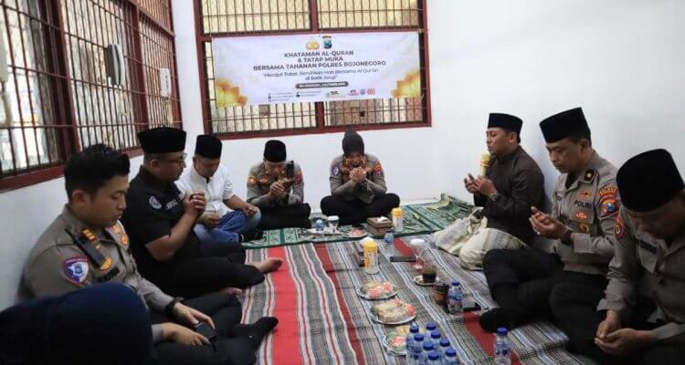 Kapolres Bojonegoro AKBP Yenni Diarty bersama jajaran dan para tahanan mengikuti kegiatan khataman Al-Qur’an dan doa bersama di Polres Bojonegoro, Jumat (9/10/2026).