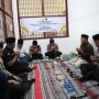 Kapolres Bojonegoro AKBP Yenni Diarty bersama jajaran dan para tahanan mengikuti kegiatan khataman Al-Qur’an dan doa bersama di Polres Bojonegoro, Jumat (9/10/2026).