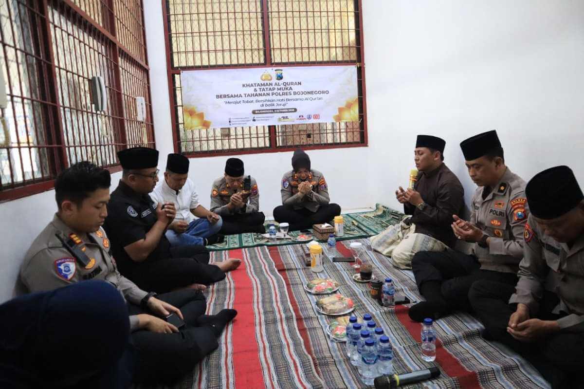 Kapolres Bojonegoro AKBP Yenni Diarty bersama jajaran dan para tahanan mengikuti kegiatan khataman Al-Qur’an dan doa bersama di Polres Bojonegoro, Jumat (9/10/2026).