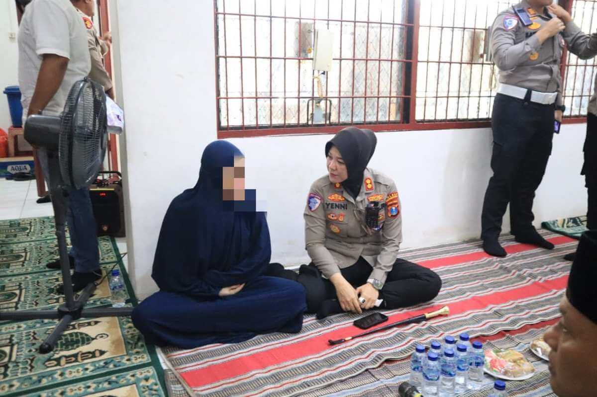 Kapolres Bojonegoro AKBP Yenni Diarty berbincang dengan salah satu tahanan perempuan dalam kegiatan pembinaan rohani di Polres Bojonegoro, Jumat (9/10/2026)