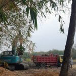Aktivitas pengerukan tanah menggunakan ekskavator dan pengangkutan material dengan dump truck di Jalan Mbah Morang, Desa Karangdowo, Kecamatan Sumberejo, Bojonegoro, Jumat (9/10/2026).