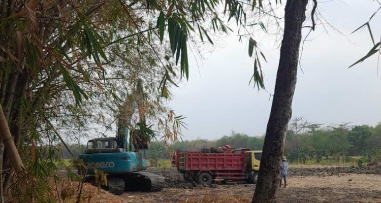 Aktivitas pengerukan tanah menggunakan ekskavator dan pengangkutan material dengan dump truck di Jalan Mbah Morang, Desa Karangdowo, Kecamatan Sumberejo, Bojonegoro, Jumat (9/10/2026).