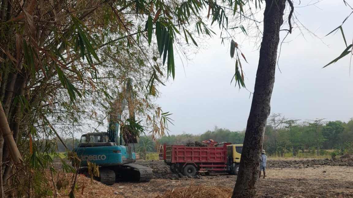 Aktivitas pengerukan tanah menggunakan ekskavator dan pengangkutan material dengan dump truck di Jalan Mbah Morang, Desa Karangdowo, Kecamatan Sumberejo, Bojonegoro, Jumat (9/10/2026). Aktivitas pengerukan tanah menggunakan ekskavator dan pengangkutan material dengan dump truck di Jalan Mbah Morang, Desa Karangdowo, Kecamatan Sumberejo, Bojonegoro, Jumat (9/10/2026).