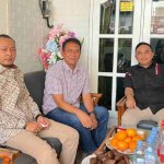 Kapolda Jawa Timur Irjen Pol. Dekananto Eko Purwono (kanan) bersama Bupati Bojonegoro Setyo Wahono (tengah) dan Ketua DPRD Bojonegoro Abdulloh Umar (kiri) saat bersilaturahmi di kediaman keluarga Kapolda di Kelurahan Ledokwetan, Sabtu (10/10/2026).