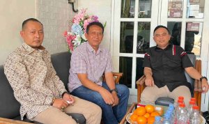 Kapolda Jawa Timur Irjen Pol. Dekananto Eko Purwono (kanan) bersama Bupati Bojonegoro Setyo Wahono (tengah) dan Ketua DPRD Bojonegoro Abdulloh Umar (kiri) saat bersilaturahmi di kediaman keluarga Kapolda di Kelurahan Ledokwetan, Sabtu (10/10/2026).