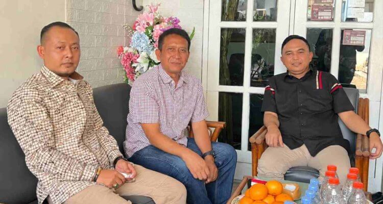 Kapolda Jawa Timur Irjen Pol. Dekananto Eko Purwono (kanan) bersama Bupati Bojonegoro Setyo Wahono (tengah) dan Ketua DPRD Bojonegoro Abdulloh Umar (kiri) saat bersilaturahmi di kediaman keluarga Kapolda di Kelurahan Ledokwetan, Sabtu (10/10/2026).
