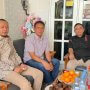 Kapolda Jawa Timur Irjen Pol. Dekananto Eko Purwono (kanan) bersama Bupati Bojonegoro Setyo Wahono (tengah) dan Ketua DPRD Bojonegoro Abdulloh Umar (kiri) saat bersilaturahmi di kediaman keluarga Kapolda di Kelurahan Ledokwetan, Sabtu (10/10/2026).