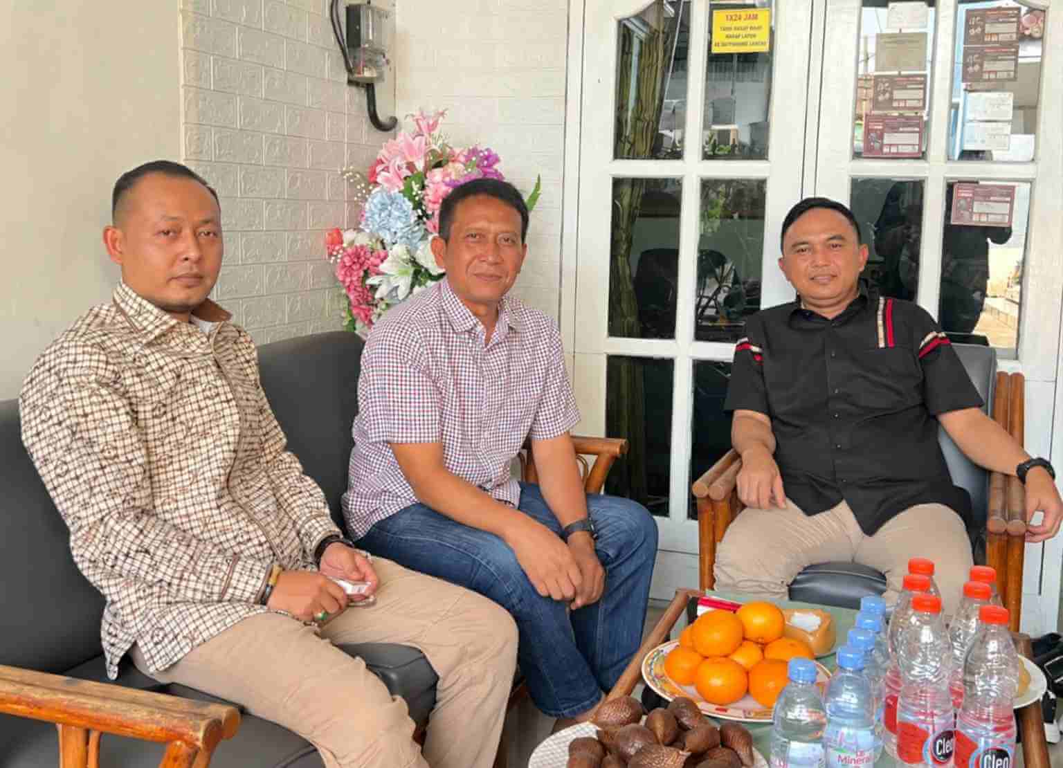 Kapolda Jawa Timur Irjen Pol. Dekananto Eko Purwono (kanan) bersama Bupati Bojonegoro Setyo Wahono (tengah) dan Ketua DPRD Bojonegoro Abdulloh Umar (kiri) saat bersilaturahmi di kediaman keluarga Kapolda di Kelurahan Ledokwetan, Sabtu (10/10/2026).