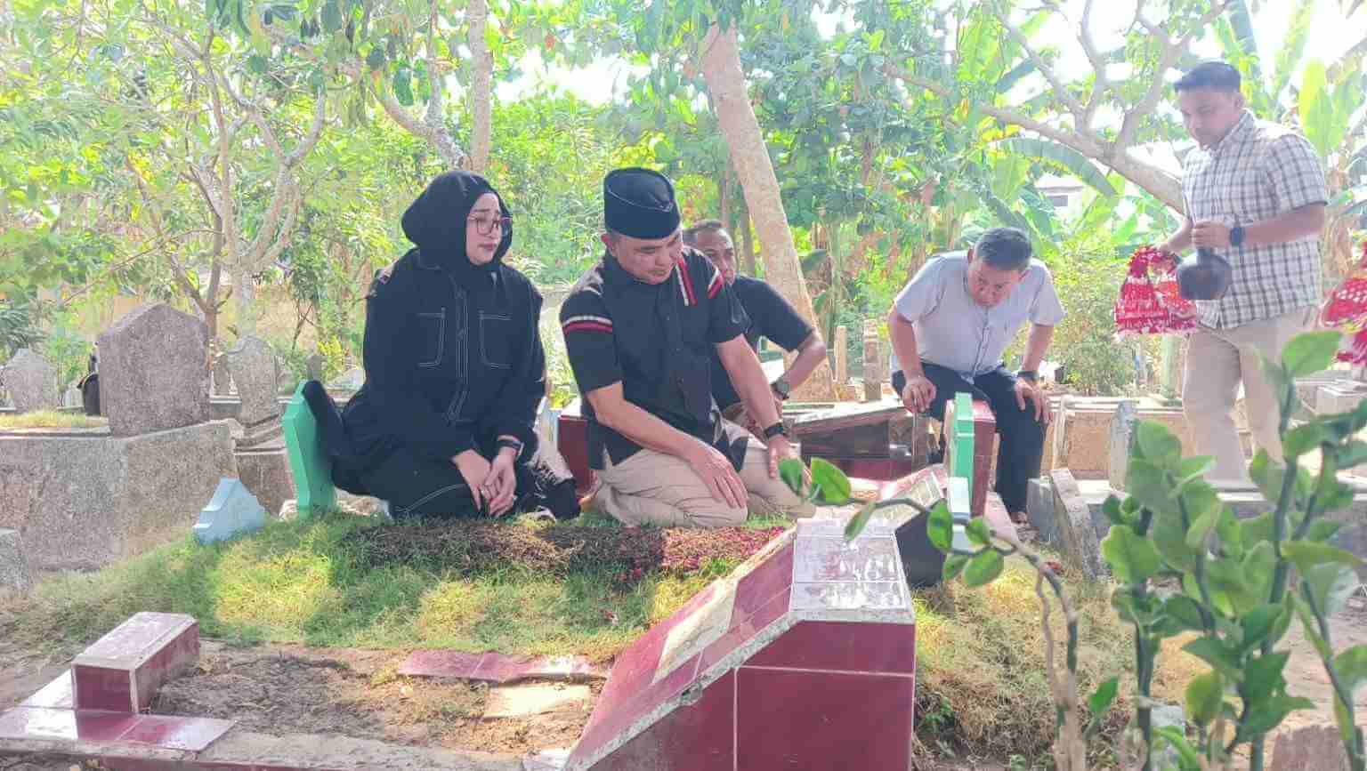 Kapolda Jawa Timur Irjen Pol. Dekananto Eko Purwono bersama istri saat berziarah ke makam leluhurnya di Desa Kauman, Kecamatan Bojonegoro, Sabtu (10/10/2026).