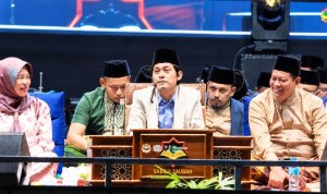 Gus Iqdam bersama Direktur PT Kareb Alam Sejahtera Sriyadi Purnomo, Wakil Bupati Bojonegoro Nurul Azizah, dan Komisaris Koperasi Kareb Alam Sejahtera Widarko, S.H., saat menghadiri pengajian akbar dan gebyar sholawat dalam rangka HUT ke-50 Koperasi Kareb di MPS Dander, Desa Ngumpakdalem, Kecamatan Dander, Sabtu (10/10/2026).