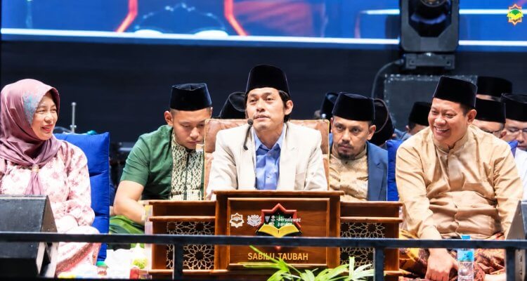 Gus Iqdam bersama Direktur PT Kareb Alam Sejahtera Sriyadi Purnomo, Wakil Bupati Bojonegoro Nurul Azizah, dan Komisaris Koperasi Kareb Alam Sejahtera Widarko, S.H., saat menghadiri pengajian akbar dan gebyar sholawat dalam rangka HUT ke-50 Koperasi Kareb di MPS Dander, Desa Ngumpakdalem, Kecamatan Dander, Sabtu (10/10/2026).