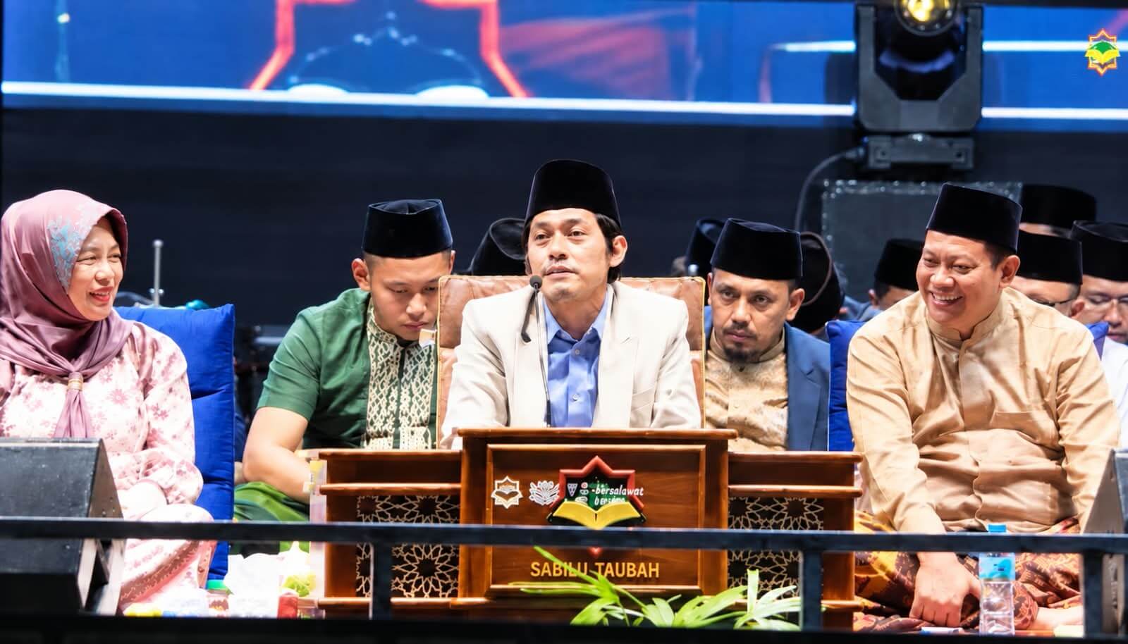 Gus Iqdam bersama Direktur PT Kareb Alam Sejahtera Sriyadi Purnomo, Wakil Bupati Bojonegoro Nurul Azizah, dan Komisaris Koperasi Kareb Alam Sejahtera Widarko, S.H., saat menghadiri pengajian akbar dan gebyar sholawat dalam rangka HUT ke-50 Koperasi Kareb di MPS Dander, Desa Ngumpakdalem, Kecamatan Dander, Sabtu (10/10/2026). Gus Iqdam bersama Direktur PT Kareb Alam Sejahtera Sriyadi Purnomo, Wakil Bupati Bojonegoro Nurul Azizah, dan Komisaris Koperasi Kareb Alam Sejahtera Widarko, S.H., saat menghadiri pengajian akbar dan gebyar sholawat dalam rangka HUT ke-50 Koperasi Kareb di MPS Dander, Desa Ngumpakdalem, Kecamatan Dander, Sabtu (10/10/2026).
