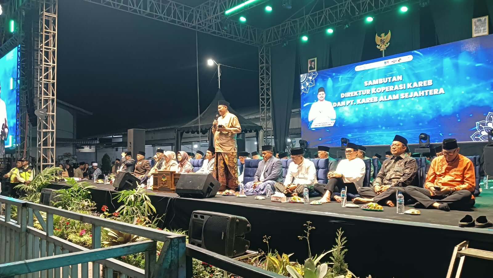 Direktur PT Kareb Alam Sejahtera Sriyadi Purnomo menyampaikan sambutan dalam pengajian akbar dan gebyar sholawat memperingati HUT ke-50 Koperasi Kareb di MPS Dander, Bojonegoro, Sabtu (10/10/2026).