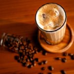 Deskripsi Foto: Ilustrasi es kopi dan biji kopi. (Sumber: Pexels)