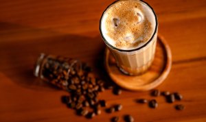 Deskripsi Foto: Ilustrasi es kopi dan biji kopi. (Sumber: Pexels)