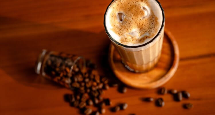 Deskripsi Foto: Ilustrasi es kopi dan biji kopi. (Sumber: Pexels)