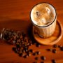 Deskripsi Foto: Ilustrasi es kopi dan biji kopi. (Sumber: Pexels)
