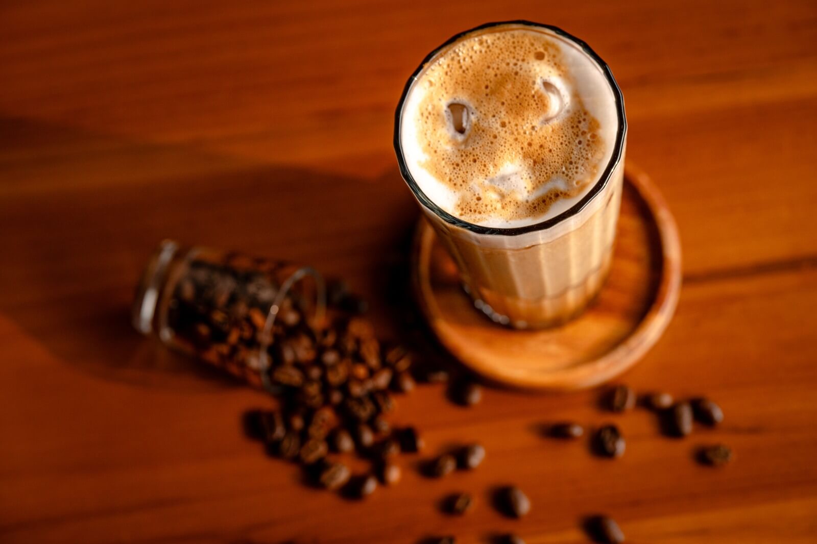 Deskripsi Foto: Ilustrasi es kopi dan biji kopi. (Sumber: Pexels)