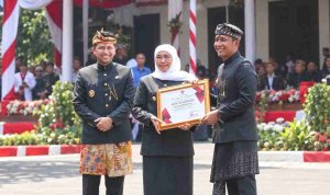 Bupati Bojonegoro Setyo Wahono menerima penghargaan Pembina Siskamling Terbaik I tingkat Jawa Timur dari Gubernur Khofifah Indar Parawansa dalam rangkaian Hari Jadi ke-81 Provinsi Jawa Timur. Bupati Bojonegoro Setyo Wahono menerima penghargaan Pembina Siskamling Terbaik I tingkat Jawa Timur dari Gubernur Khofifah Indar Parawansa dalam rangkaian Hari Jadi ke-81 Provinsi Jawa Timur.