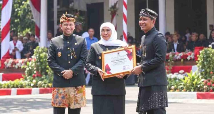 Bupati Bojonegoro Setyo Wahono menerima penghargaan Pembina Siskamling Terbaik I tingkat Jawa Timur dari Gubernur Khofifah Indar Parawansa dalam rangkaian Hari Jadi ke-81 Provinsi Jawa Timur.