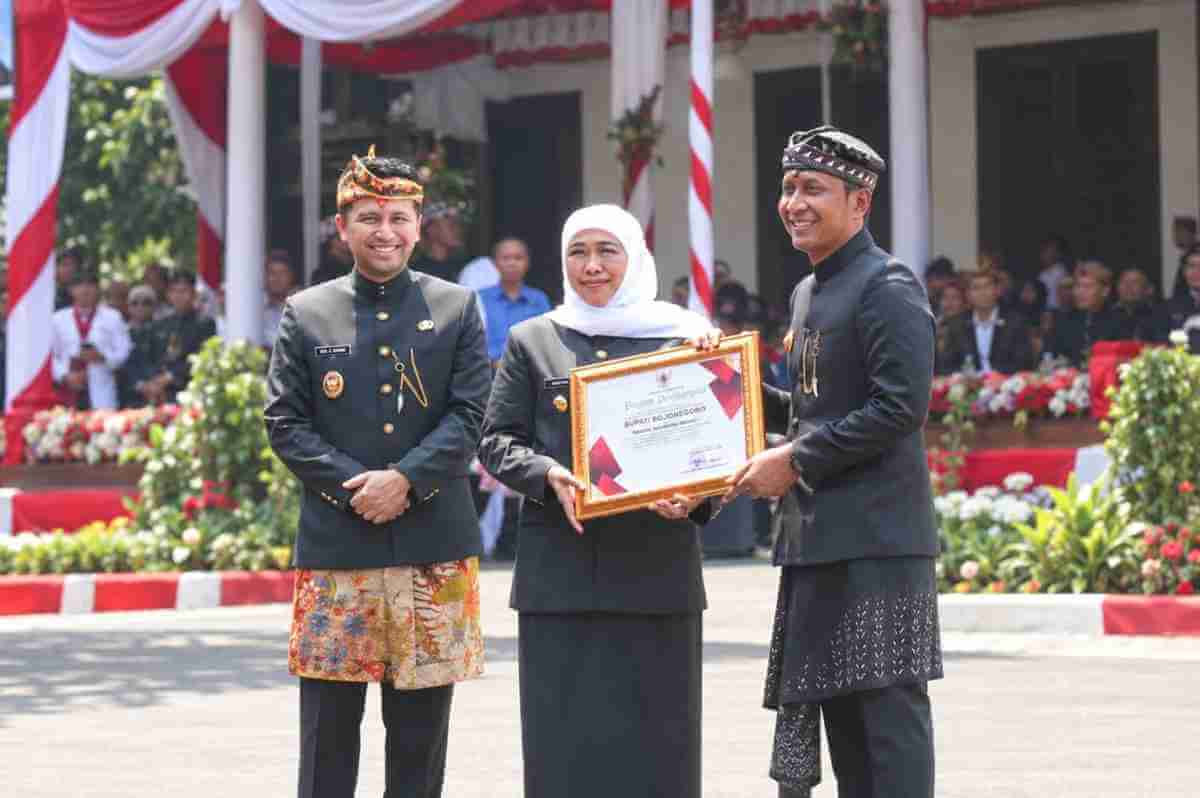 Bupati Bojonegoro Setyo Wahono menerima penghargaan Pembina Siskamling Terbaik I tingkat Jawa Timur dari Gubernur Khofifah Indar Parawansa dalam rangkaian Hari Jadi ke-81 Provinsi Jawa Timur. Bupati Bojonegoro Setyo Wahono menerima penghargaan Pembina Siskamling Terbaik I tingkat Jawa Timur dari Gubernur Khofifah Indar Parawansa dalam rangkaian Hari Jadi ke-81 Provinsi Jawa Timur.