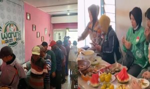 Polres Bojonegoro menyediakan makan gratis setiap Jumat melalui Warung Peduli di Jalan Teuku Umar dan Warung Ojol Kamtibmas di Jalan Pemuda, dengan total 300 porsi untuk masyarakat.
