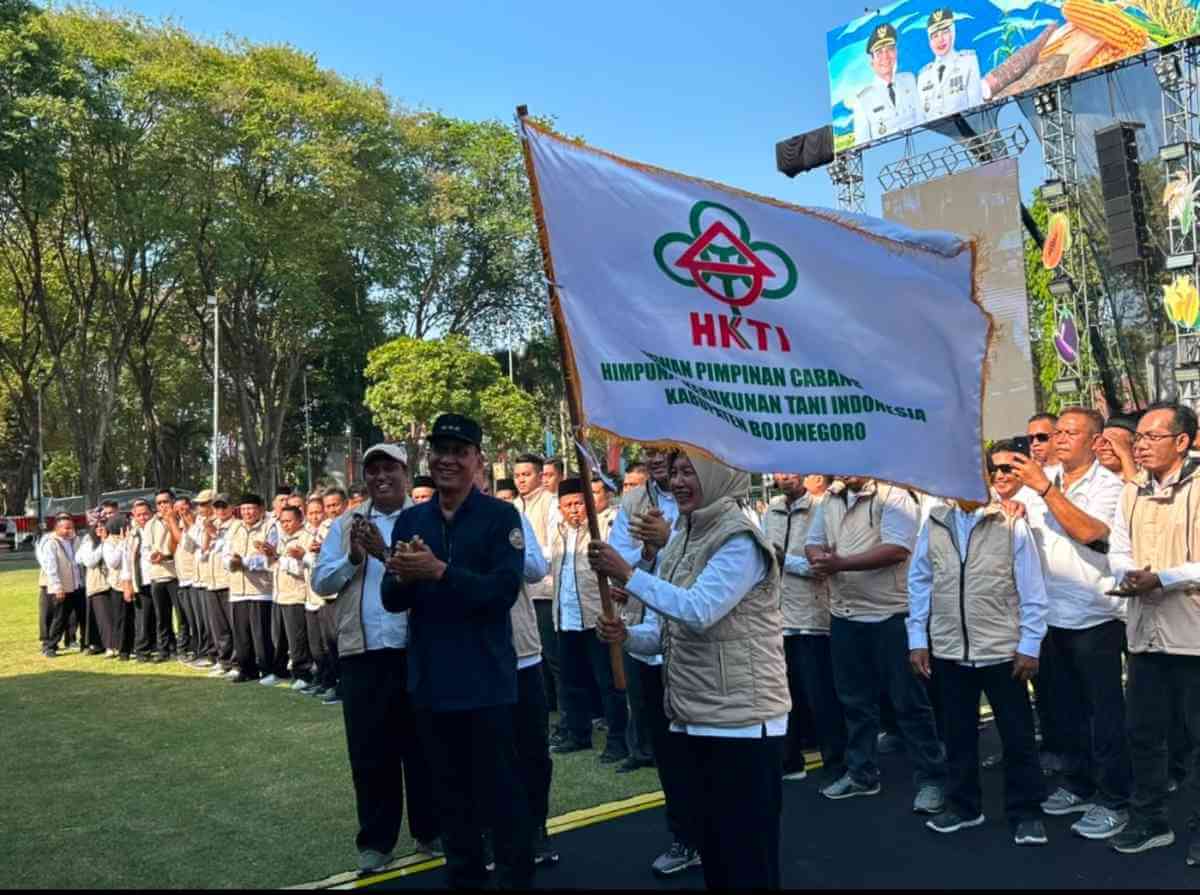 Wakil Bupati Bojonegoro Nurul Azizah bersama jajaran pengurus HKTI saat membawa bendera HKTI Kabupaten Bojonegoro dalam rangkaian pelantikan 28 PAC HKTI periode 2026–2031 pada Gutanbo Fest 2026 di Alun-Alun Bojonegoro, Jumat (16/10/2026).