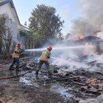 Petugas Dinas Pemadam Kebakaran dan Penyelamatan (Damkarmat) Kabupaten Bojonegoro berjibaku melakukan pemadaman dalam peristiwa kebakaran rumah di wilayah Bojonegoro, Minggu (18/10/2026). (Foto: Istimewsa NewsBojonegoro.com)