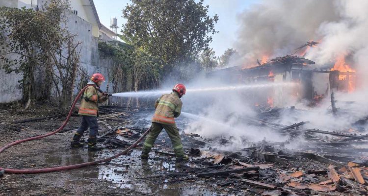 Petugas Dinas Pemadam Kebakaran dan Penyelamatan (Damkarmat) Kabupaten Bojonegoro berjibaku melakukan pemadaman dalam peristiwa kebakaran rumah di wilayah Bojonegoro, Minggu (18/10/2026). (Foto: Istimewsa NewsBojonegoro.com)