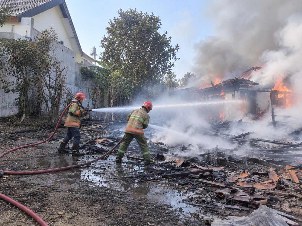 Petugas Dinas Pemadam Kebakaran dan Penyelamatan (Damkarmat) Kabupaten Bojonegoro berjibaku melakukan pemadaman dalam peristiwa kebakaran rumah di wilayah Bojonegoro, Minggu (18/10/2026). (Foto: Istimewsa NewsBojonegoro.com)