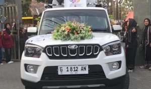Mobil berwarna putih dengan nomor polisi G 1812 AN yang terlihat dalam dokumentasi kirab Api Abadi HJB ke-349 di Bojonegoro.