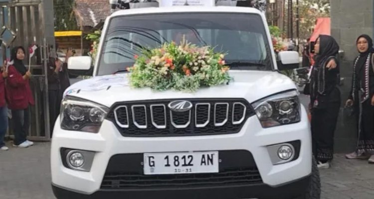 Mobil berwarna putih dengan nomor polisi G 1812 AN yang terlihat dalam dokumentasi kirab Api Abadi HJB ke-349 di Bojonegoro.
